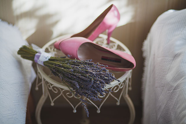 лавандовая свадьба, букет и туфли невесты
