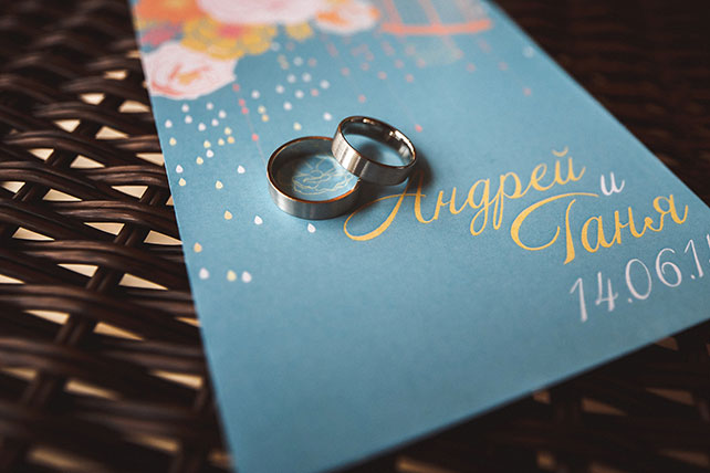 Милая летняя свадьба, кольца на приглашении