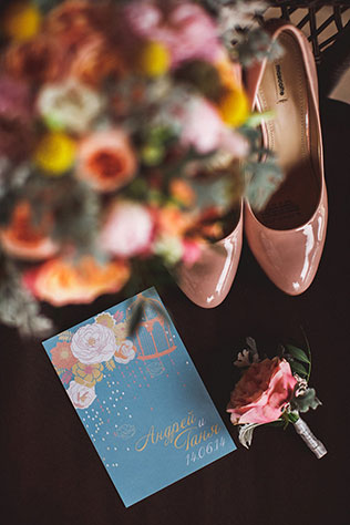 Милая летняя свадьба, туфли невесты, бутоньерка жениха