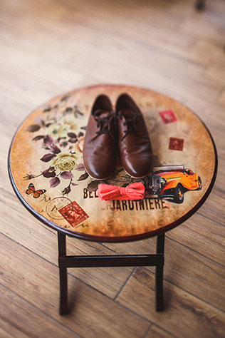 Милая летняя свадьба, туфли и бабочка жениха