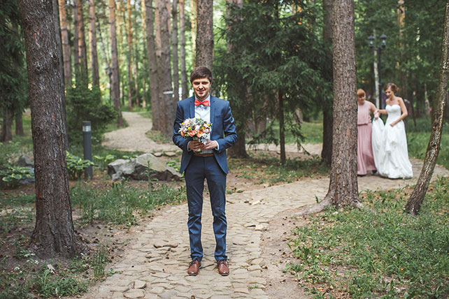 Милая летняя свадьба, жених с букетом