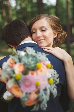 Милая летняя свадьба, встреча жениха и невесты