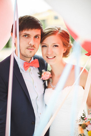 Милая летняя свадьба, жених и невеста с большими шарами