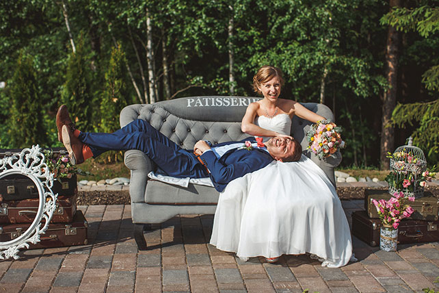 Милая летняя свадьба, жених и невеста на диване