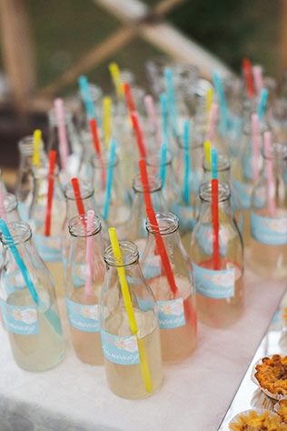 Милая летняя свадьба, напитки в бутылках