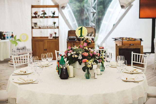 Милая летняя свадьба, сервировка стола