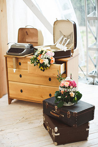 Милая летняя свадьба, чемоданы в декоре