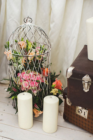 Милая летняя свадьба, свечи, клетка в декоре