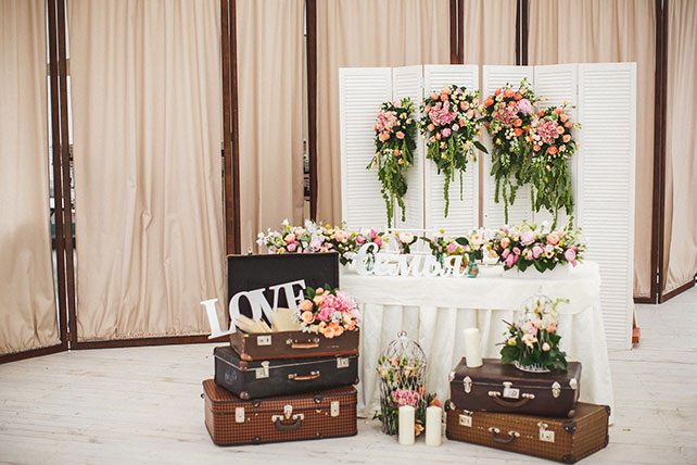 Милая летняя свадьба, стол молодожен