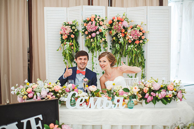 Милая летняя свадьба, стол молодожен