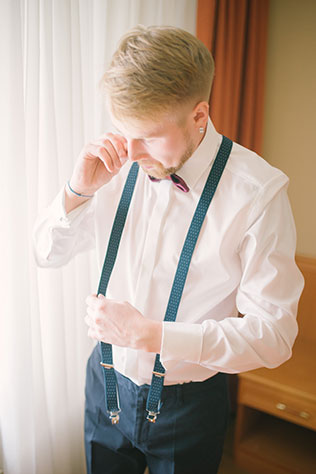 свадьба в стиле рустик, жених в подтяжках