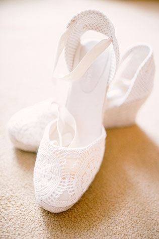 свадьба в стиле рустик, босоножки невесты