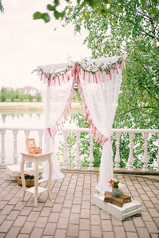 свадьба в стиле рустик, свадебная арка с лентами