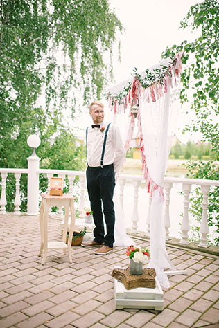 свадьба в стиле рустик, свадебная арка с лентами