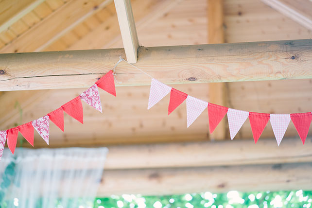 свадьба в стиле рустик, флажки в декоре