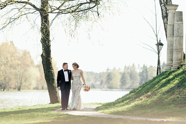 море тюльпанов, весенняя свадьба, жених и невеста