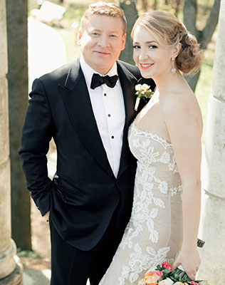 море тюльпанов, весенняя свадьба, жених и невеста