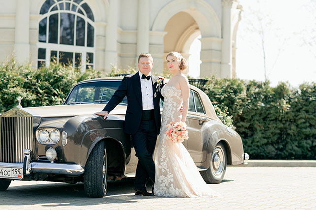 море тюльпанов, весенняя свадьба, жених и невеста