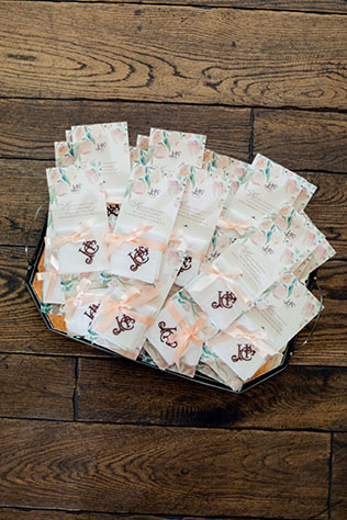 море тюльпанов, весенняя свадьба, платочки для гостей