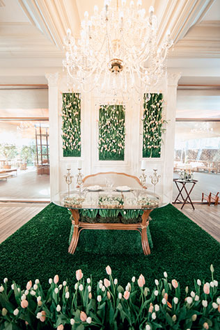 море тюльпанов, весенняя свадьба, стол молодоженов