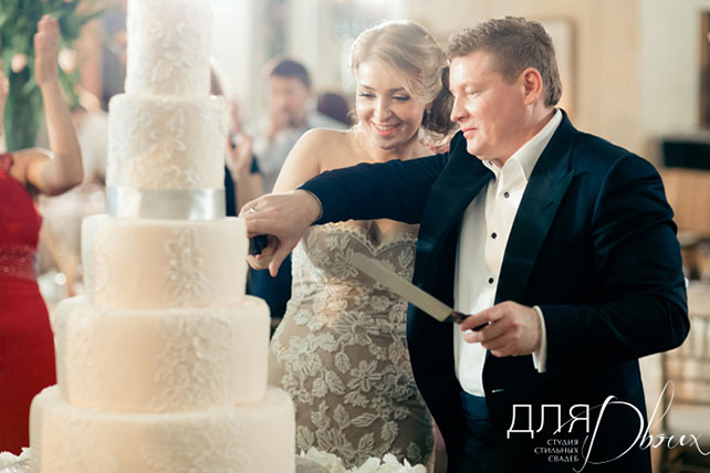 море тюльпанов, весенняя свадьба, жених и невеста режут торт