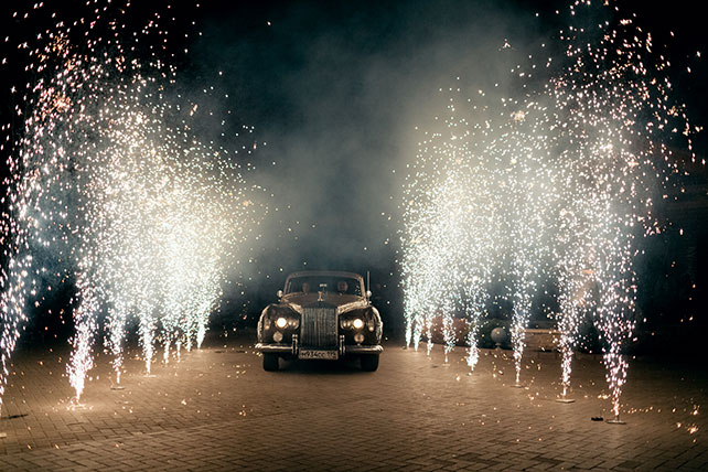 море тюльпанов, весенняя свадьба, молодожены уезжают из ресторана