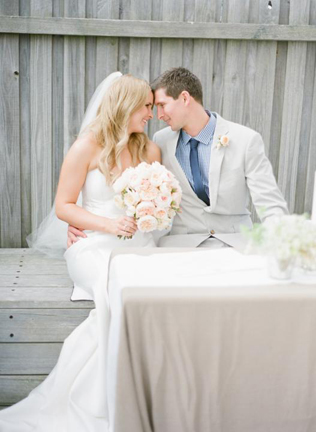 жених и невеста за столом