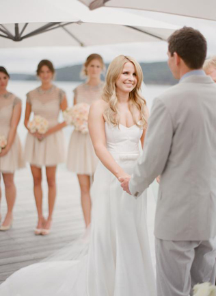 жених и невеста держатся за руки