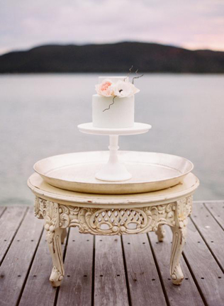 торт на фоне моря