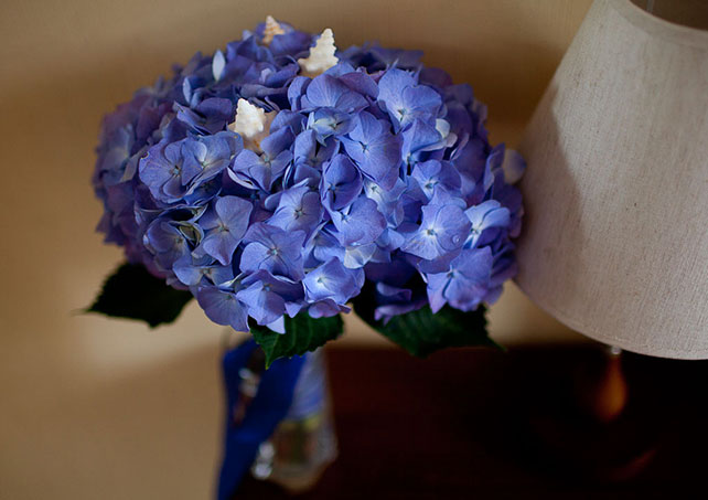 морская свадьба, букет невесты из голубой гортензии