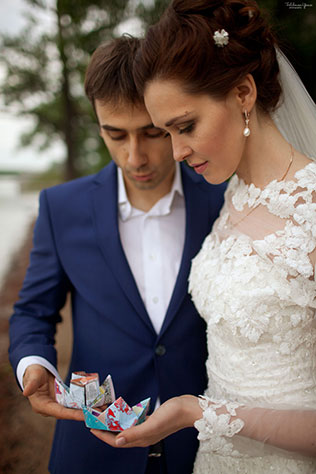 морская свадьба, жених и невеста запускают кораблики