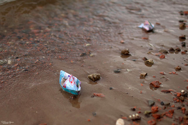 морская свадьба, жених и невеста запускают кораблики