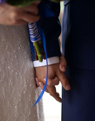 морская свадьба, букет невесты с синими лентами