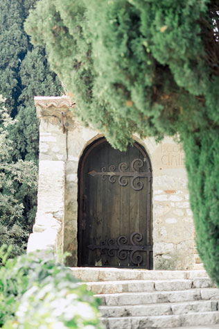 морская свадьба в Ницце, дверь старинной постройки