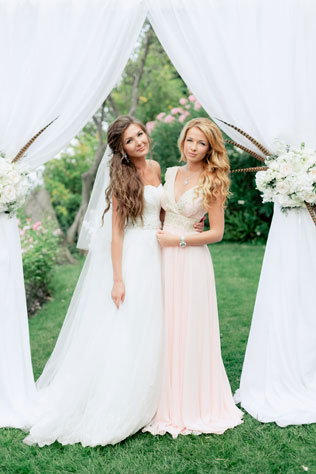 морская свадьба в Ницце, невеста с подружкой