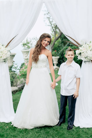 морская свадьба в Ницце, невеста с мальчиком