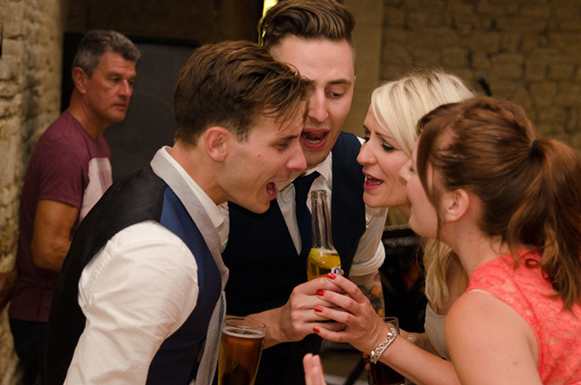 Свадьба в музыкальной тематике, жених с друзьями