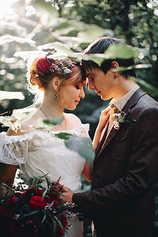 Музыкальная свадьба в стиле бохо, жених и невеста в лесу