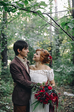 Музыкальная свадьба в стиле бохо, жених и невеста в лесу