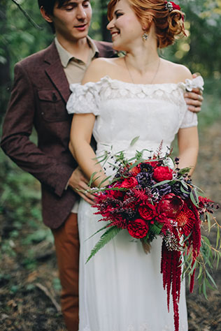 Музыкальная свадьба в стиле бохо, жених и невеста в лесу