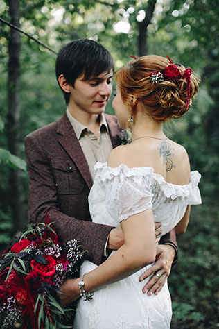 Музыкальная свадьба в стиле бохо, жених и невеста в лесу