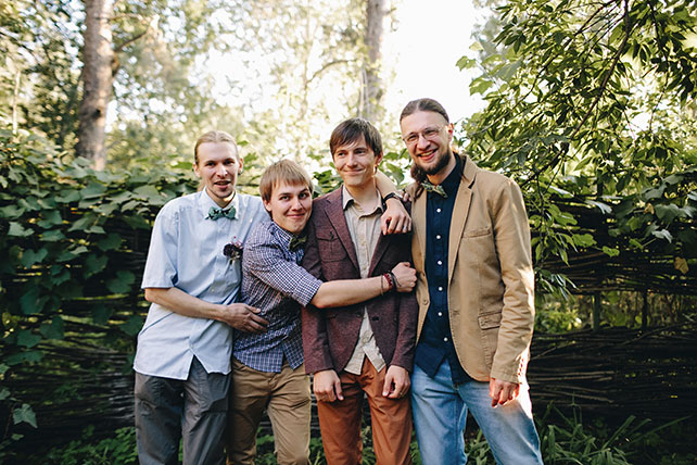 Музыкальная свадьба в стиле бохо, жених с друзьями