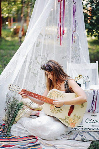 Музыкальная свадьба в стиле бохо, невеста с гитарой