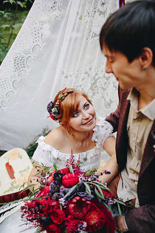 Музыкальная свадьба в стиле бохо, жених и невеста