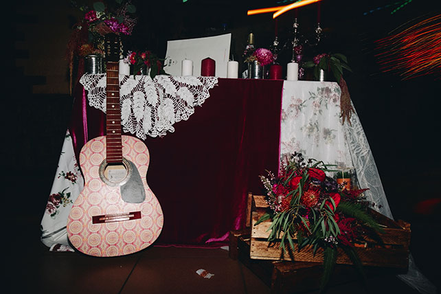 Музыкальная свадьба в стиле бохо, стол молодоженов