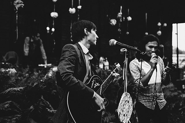 Музыкальная свадьба в стиле бохо, выступление жениха