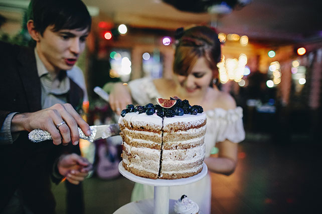 Музыкальная свадьба в стиле бохо, жених и невеста разрезают торт
