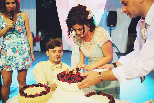 мятная свадьба, жених и невеста режут торт