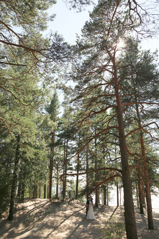 Путешествие на край света, жених и невеста в лесу