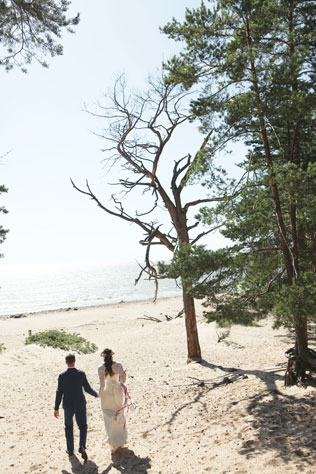 Путешествие на край света, жених и невеста в лесу